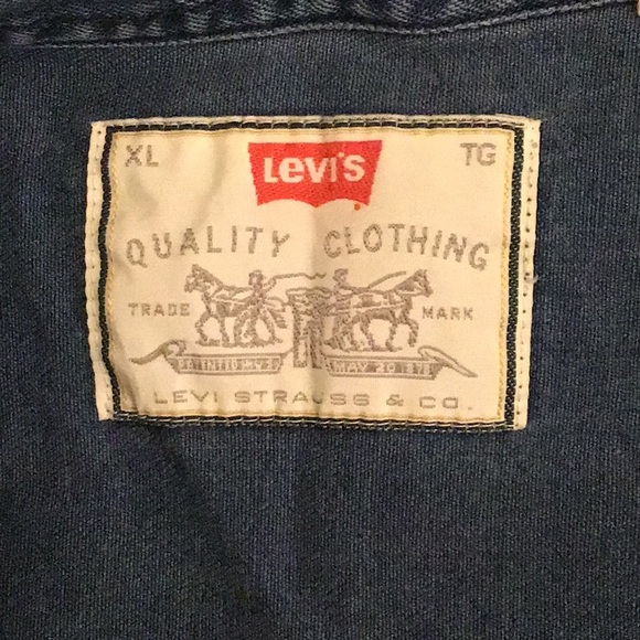 XL 90s distressed navy blue Levi’s Jean shirt - Picture 4 of 4